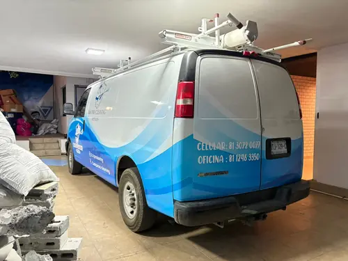R&R Pro Cleaning — van trasera lateral