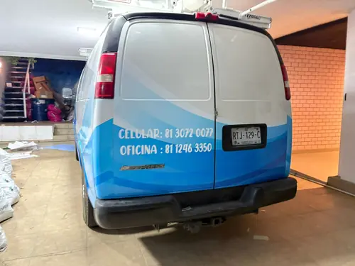 R&R Pro Cleaning — van trasera tel