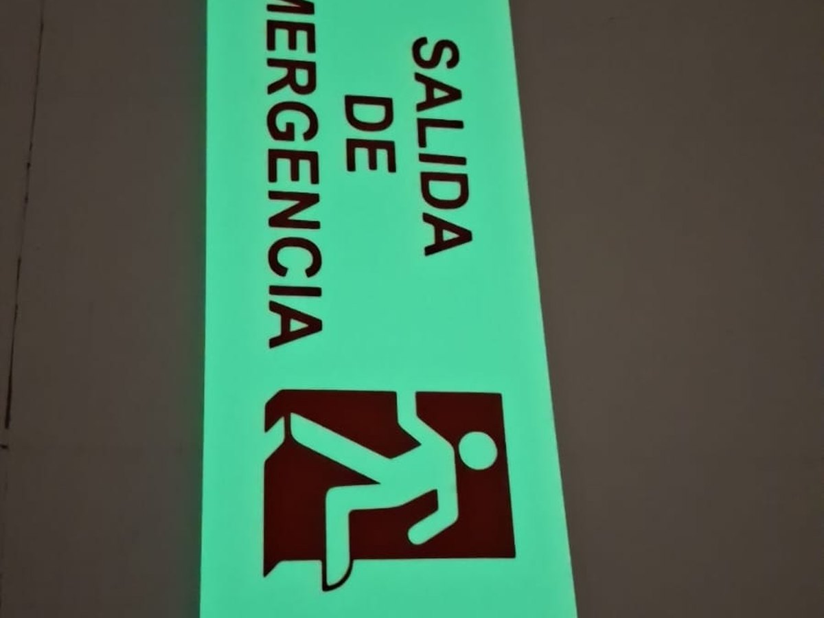 Señalización de protección civil de Punto Clave en Monterrey: rutas de evacuación, salidas de emergencia, extintores y señales de EPP conforme a NOM-026-STPS instaladas en una empresa