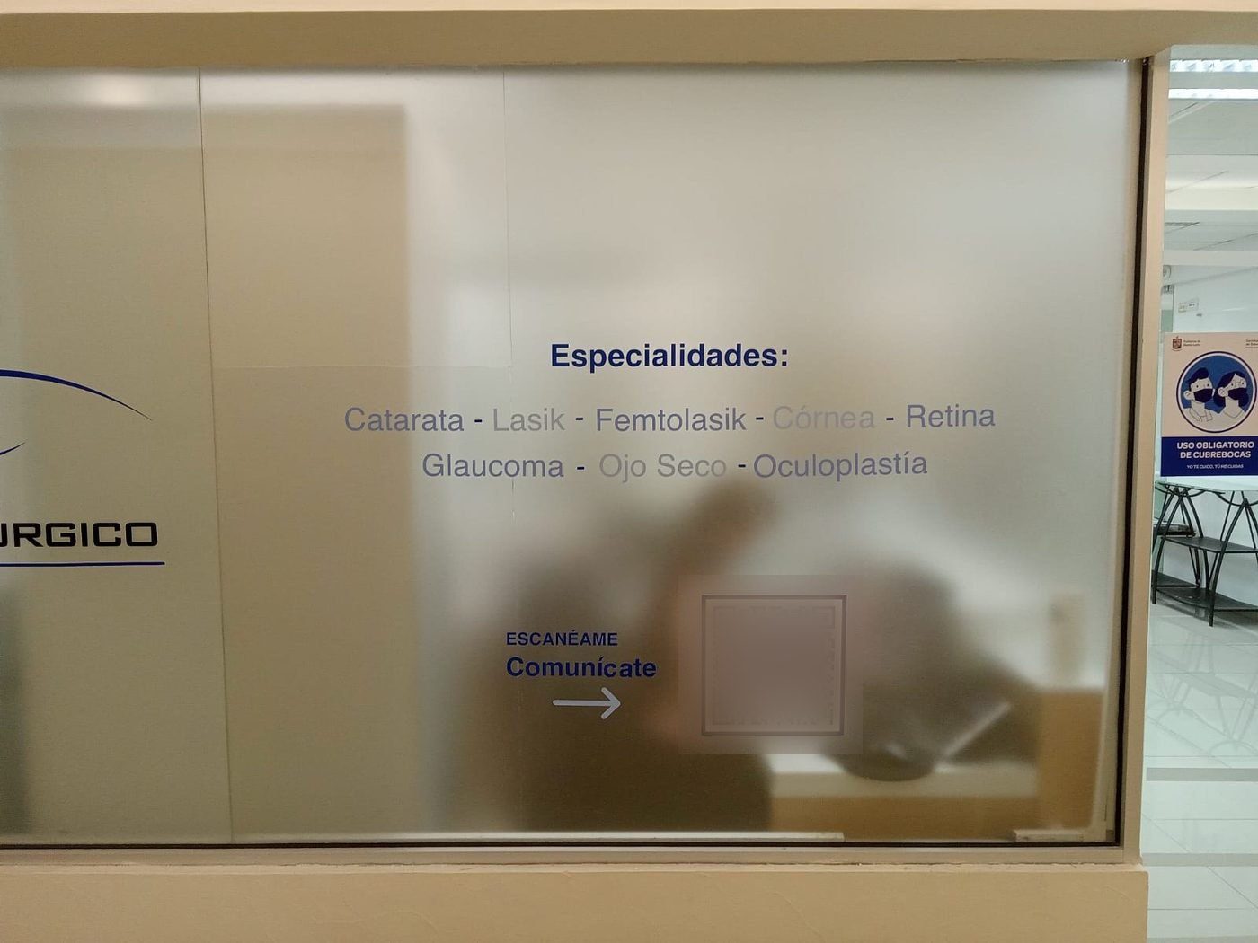 Mampara de vidrio esmerilado con el directorio de especialidades del Centro de Alta Especialidad en Microcirug&iacute;a Ocular, en Monterrey